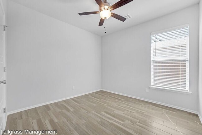 Building Photo - 4/2.5/2 Owasso Home! Lawn Care Included!