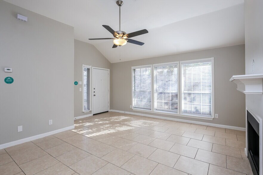 Building Photo - 850 Astaire Ave