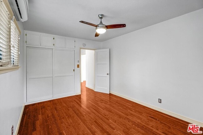 Building Photo - 520 N Beachwood Dr
