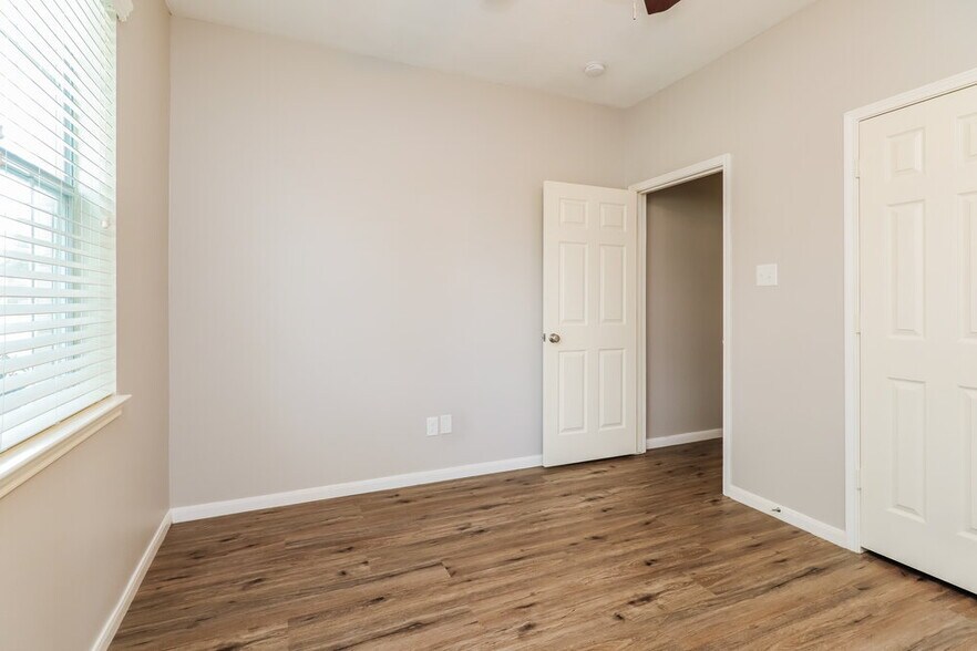 Building Photo - 2548 Blue Heron Cir