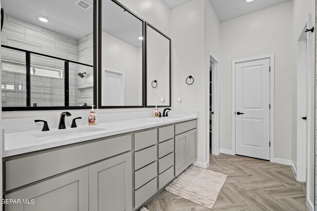 Building Photo - 12646 Amesbury