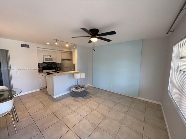 Building Photo - 2215 NE 11th Ave