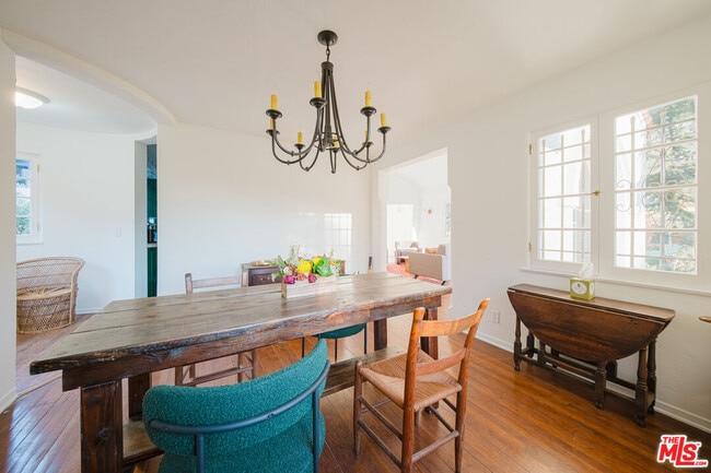 Building Photo - 3015 Beachwood Dr