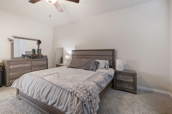 Building Photo - 1320 Kingsgate Dr