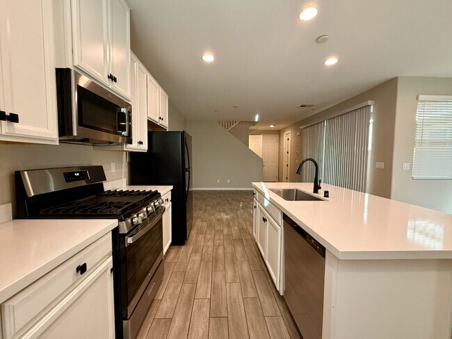 Building Photo - 3 BED 2.5 BATH 2 CAR GARAGE MODERN TOWNHOM...