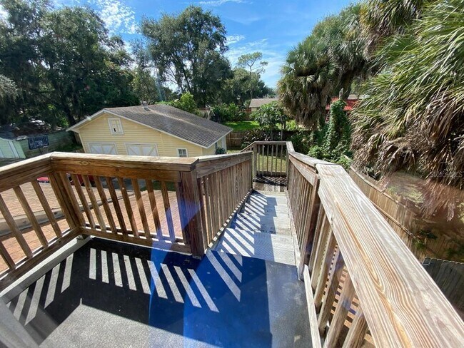 Building Photo - 902 S Grove St