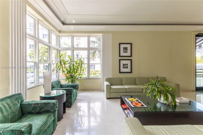 Building Photo - 2421 Lake Pancoast Dr