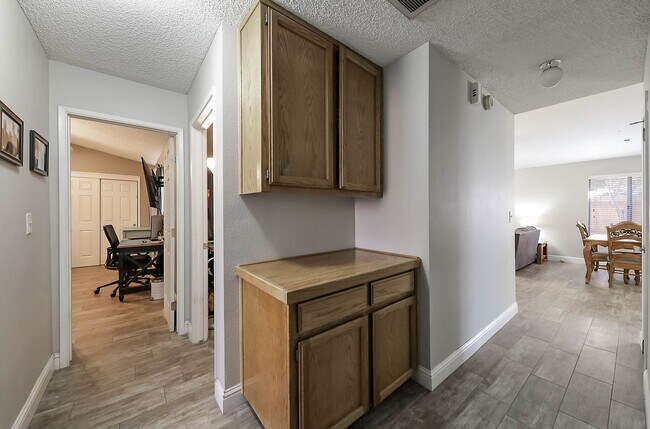 Building Photo - 3 Bedrooms with an office in Southwest Bakersfield!!