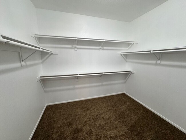 Building Photo - Gorgeous Westside 5 + 3 With Solar - $3800