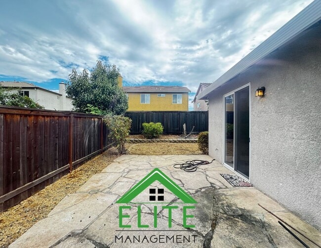 Building Photo - **Spacious 4-Bedroom Single-Story Home in ...