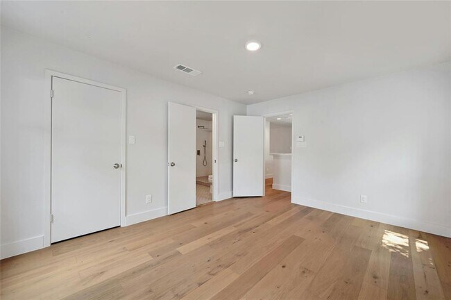 Building Photo - 1305 Kenwood Ave
