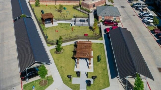 Building Photo - 1633 Greenridge Dr