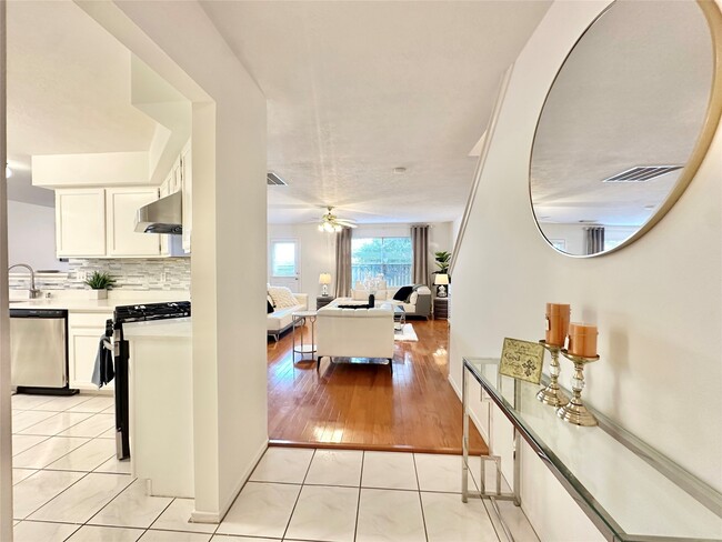 Building Photo - 8223 Golf Green Cir