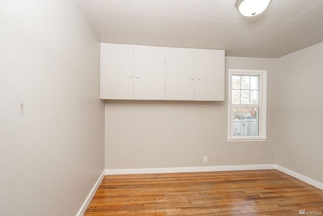 Building Photo - Updated Home W/ Detached Garage