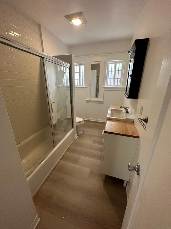 Guest Bath - 6551 Fountain Ave
