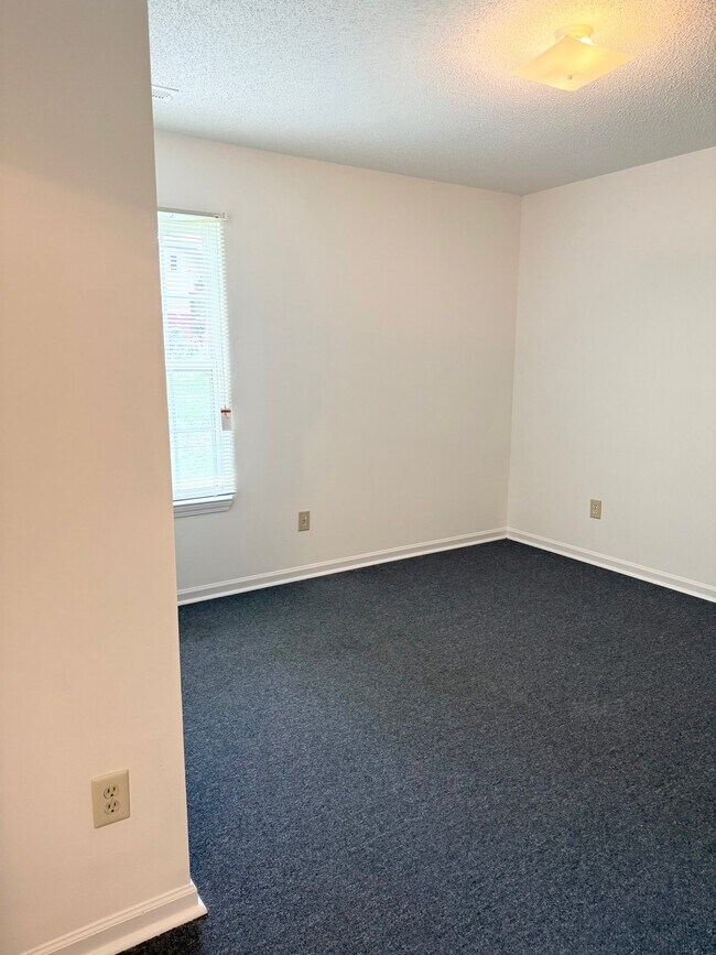 Building Photo - 1208 W Walnut Ave