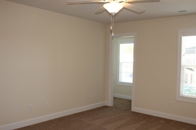 Building Photo - Gorgeous Townhome!