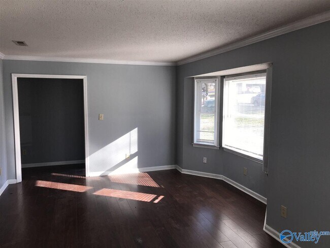 Building Photo - 1305 Chimney Springs Dr SE