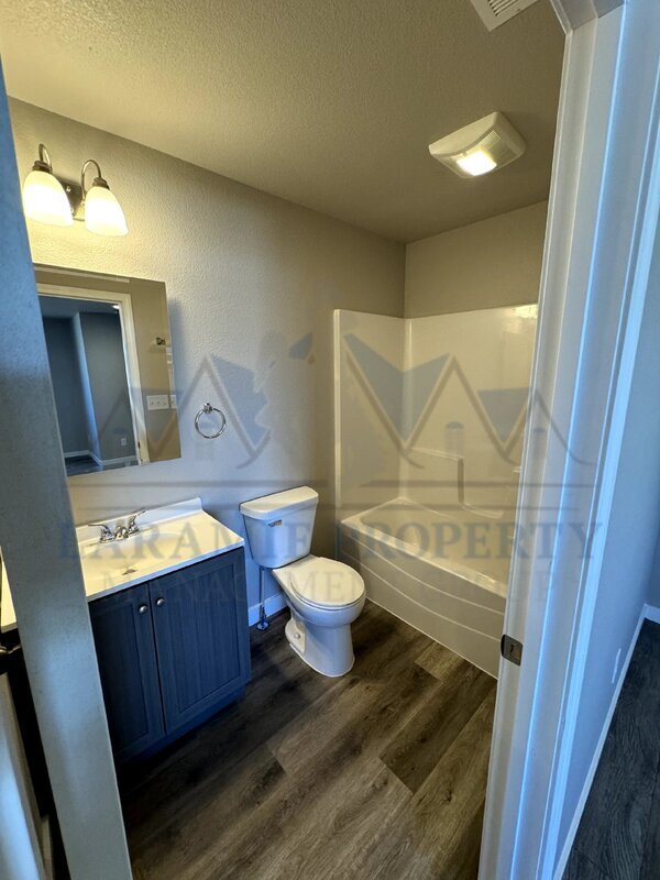 Building Photo - 4521 E Bobolink Ln
