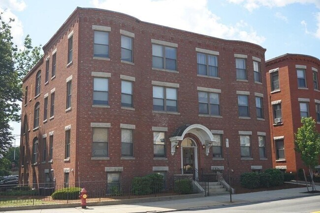 Building Photo - 550 Main St