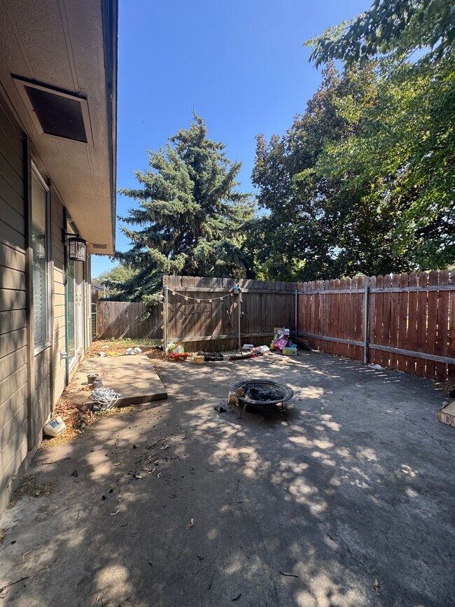Building Photo - 3-Bedroom Home for Rent