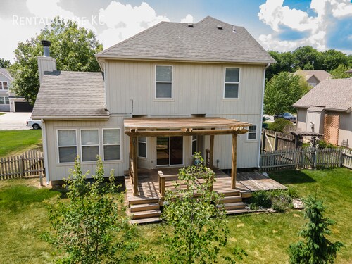 Building Photo - Open and Light 2-story w/fin bsmt and fenc...