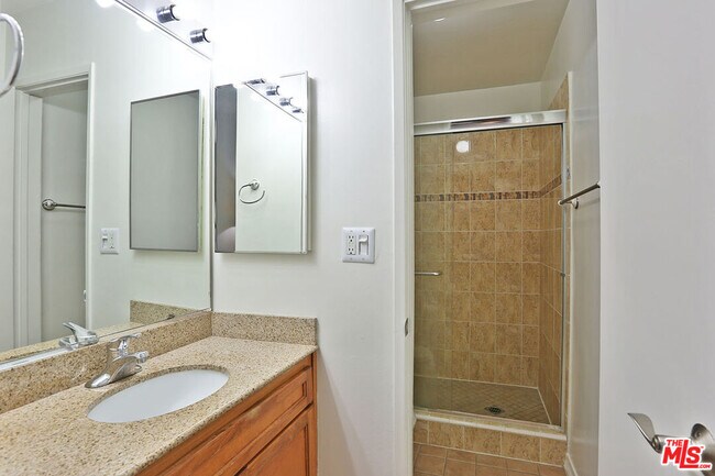 Building Photo - 1930 N Vermont Ave