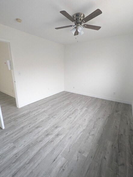 Building Photo - 927 Freeman Ave