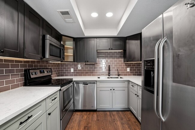 Building Photo - Stylish Dobson Glen Townhome | Updated Kitchen, Loft & Pool Access
