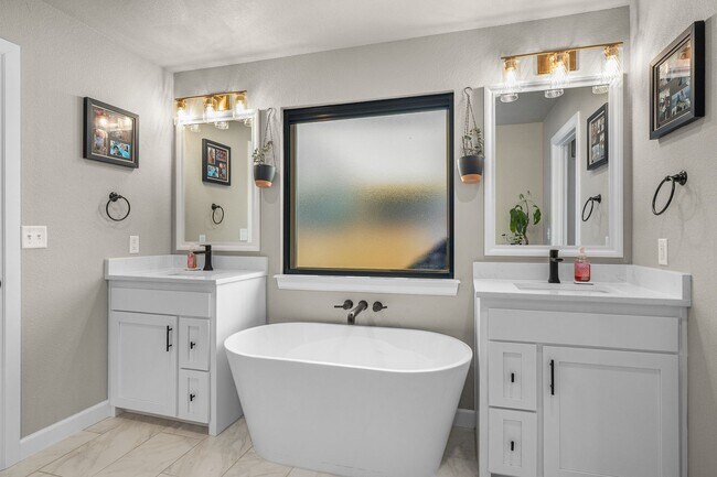 Building Photo - Modern Living: Spacious 5 Bed, 2 Bath Home...