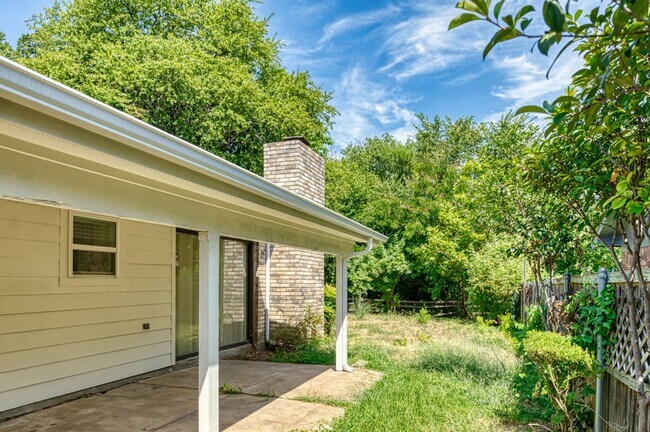 Building Photo - AVAILABLE NOW! GORGEOUS 3 BEDROOM HOME!