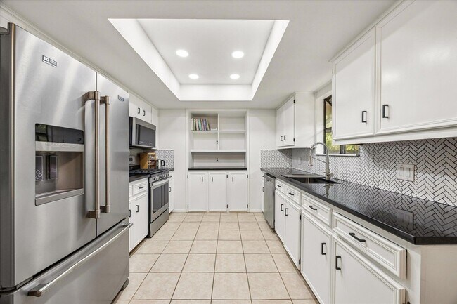 Building Photo - 908 Riddlewood Dr