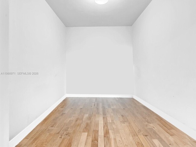 Building Photo - 770 NE 199th St