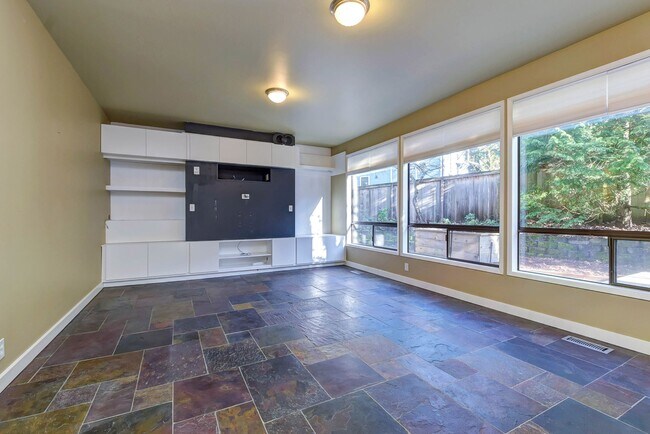 Building Photo - 5180 Highland Dr