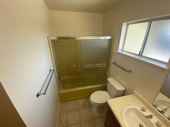 Building Photo - Very clean and Beautiful Apartment for rent in Visalia