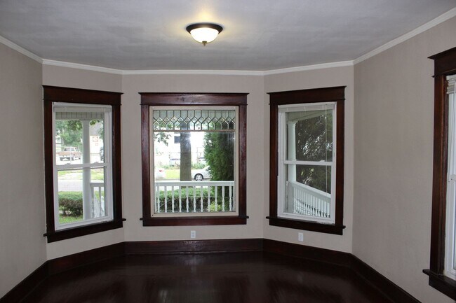 Building Photo - Large House Available for Move-In August 1st!