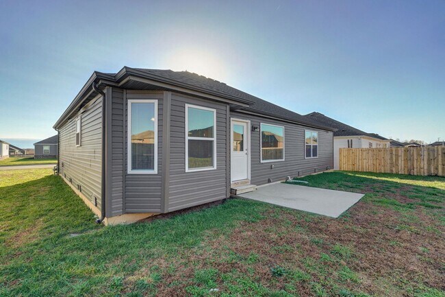 Building Photo - Modern 3 Bed / 2 Bath Home