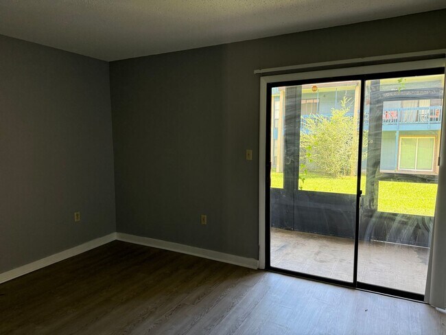 Building Photo - * MOVE IN SPECIAL * 1/2 OFF 2ND MONTH'S RENT!! Spacious 876 SF Unit - 2 bd / 1 ba near UF - Brand...