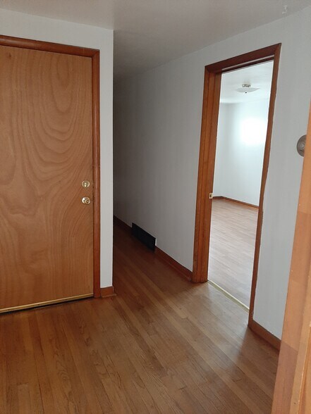Entry - 517 Stafford Ave