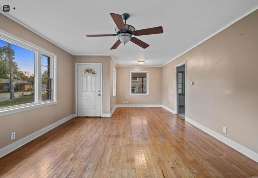 Living Room - 806 Woodlawn Ave