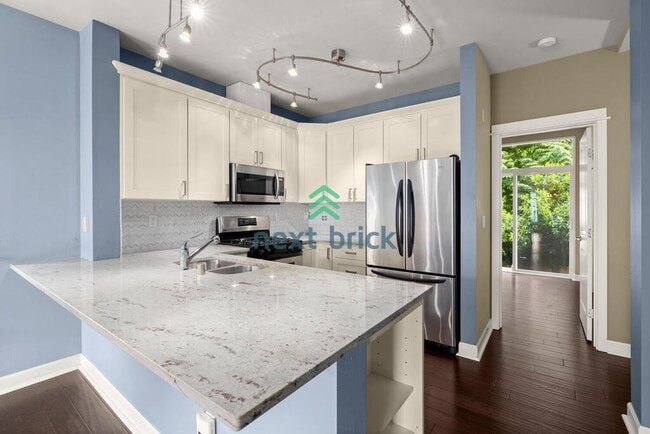 Building Photo - 3 Bed 2.5 Bath End Unit Townhome is Available for Rent!