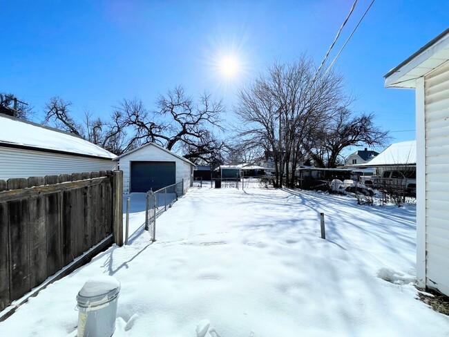 Building Photo - 3 Bed, 2 Bath Bungalow