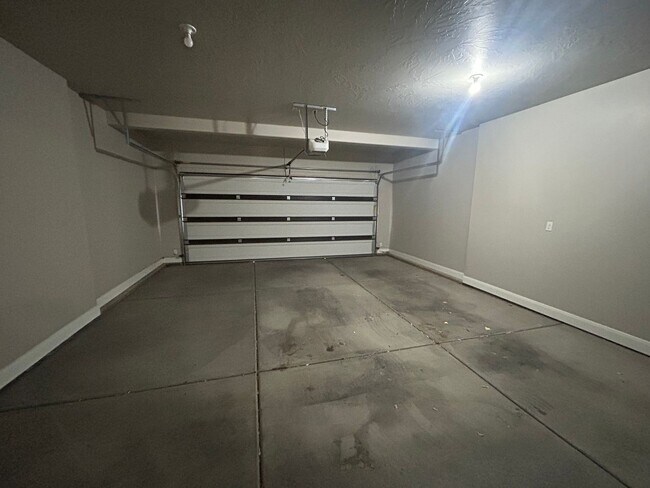 Building Photo - Shadow Ridge Townhome!