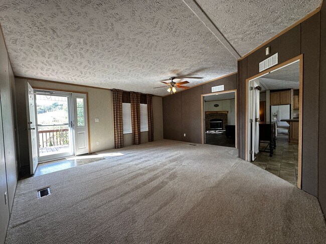 Building Photo - Spacious 4 bedroom/2 bath home for rent - ...