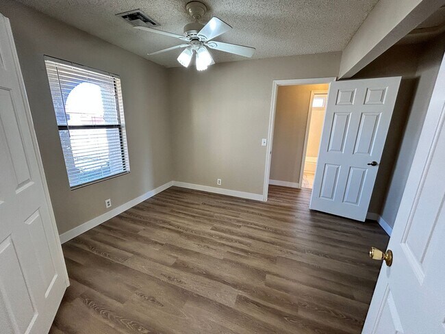 Building Photo - *NEW* Paint *NEW* Flooring *NO* HOA Glenda...