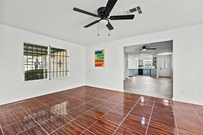 Building Photo - 10027 Valley Sun Dr