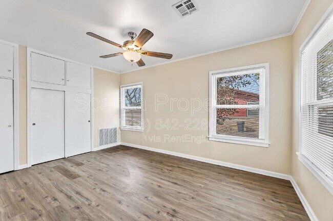 Building Photo - 921 W Midway St