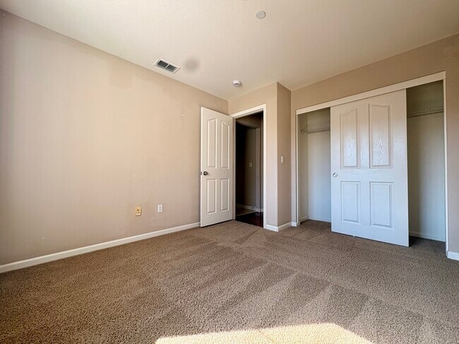 Building Photo - Beautiful Well Kept 2 Bedroom, 2 Bathroom in Roseville!