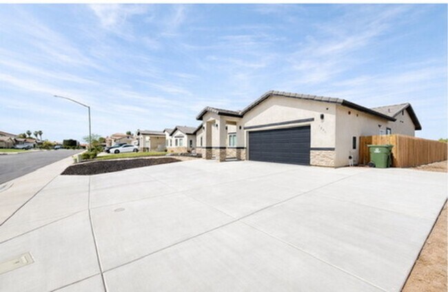 Building Photo - Executive Retreat in Brawley: Spacious 5-Bedroom Home Ideal for Corporate Stays or Refined Family...