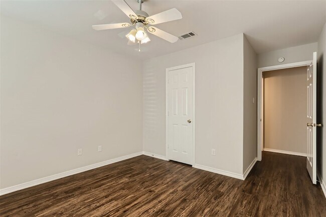 Building Photo - 704 Ashbrook Dr